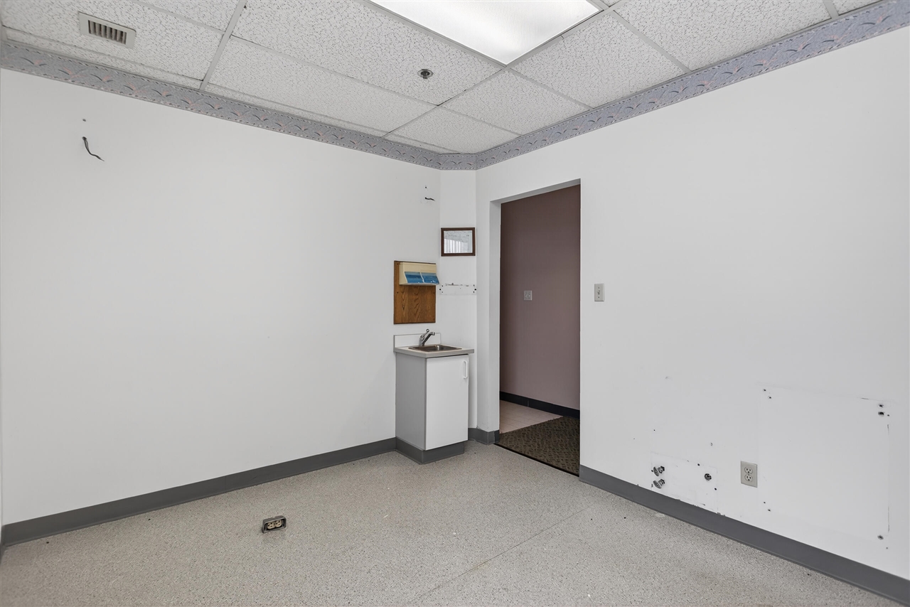 300 W Washington Avenue Property Photo 13