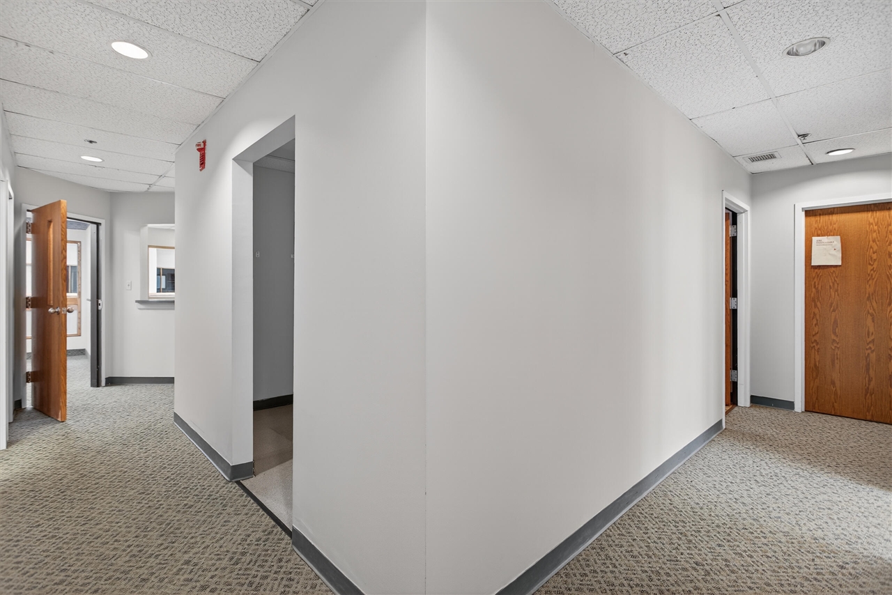 300 W Washington Avenue Property Photo 15