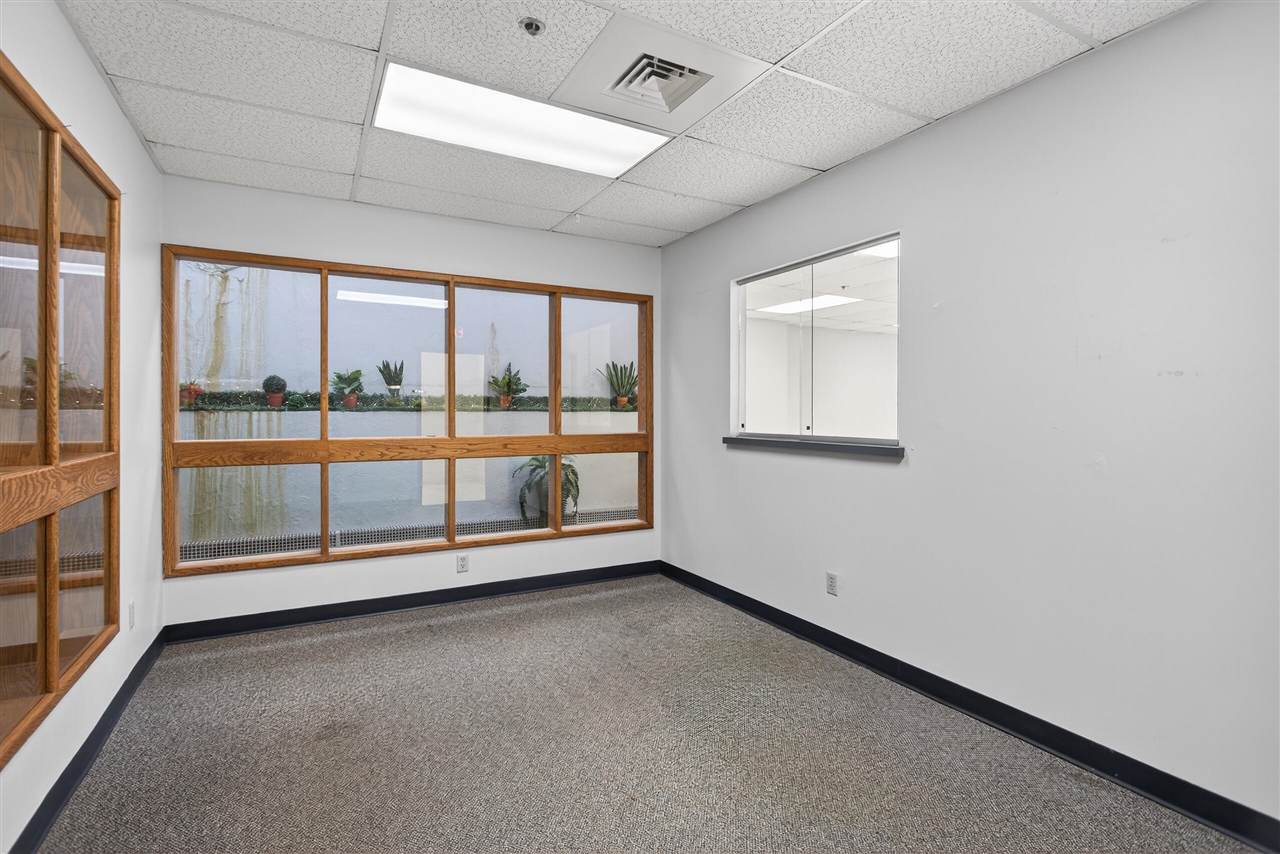300 W Washington Avenue Property Photo 3