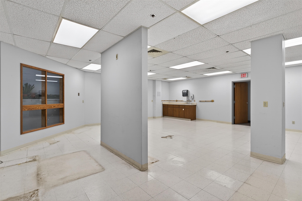 300 W Washington Avenue Property Photo 6