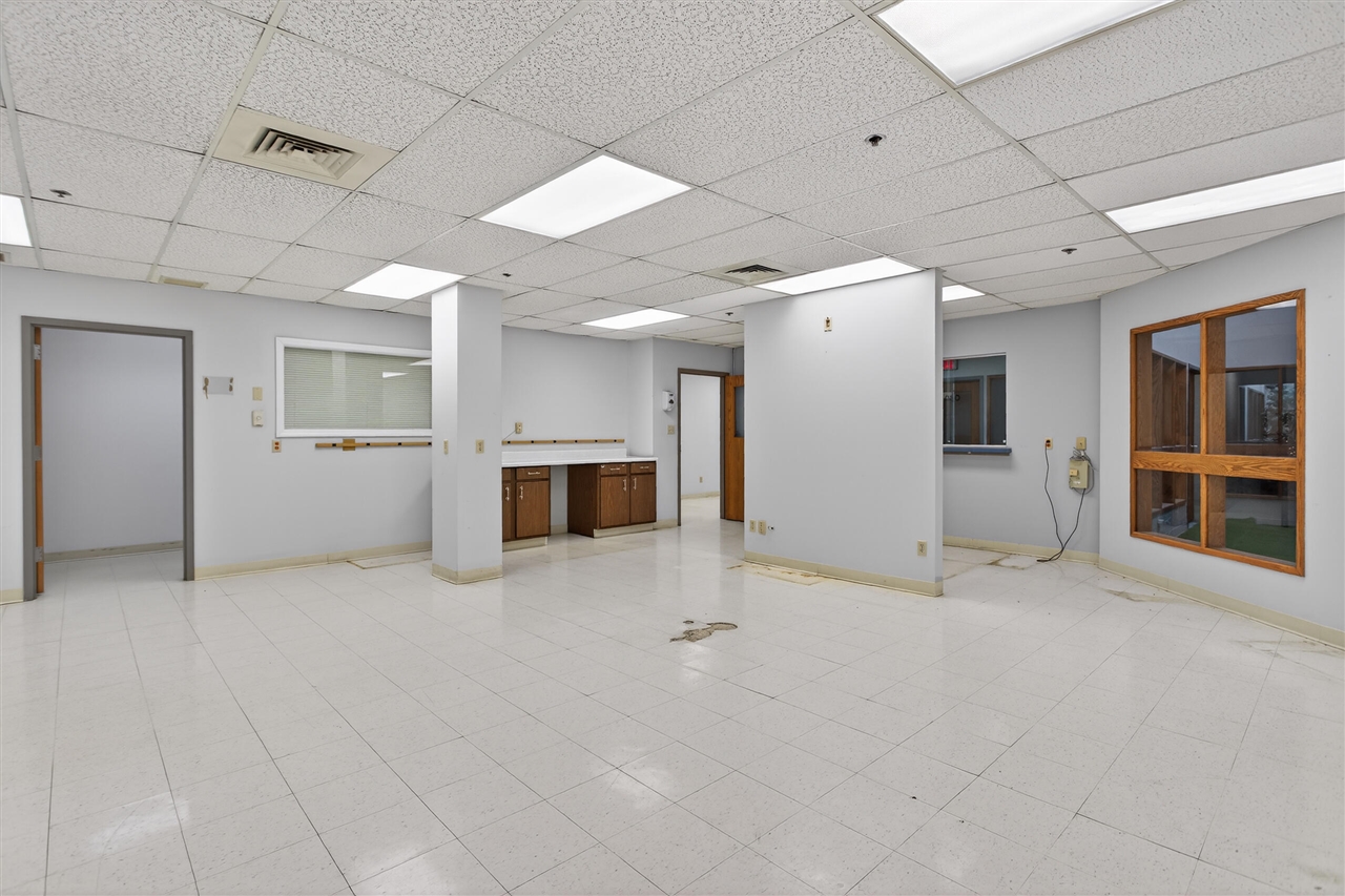 300 W Washington Avenue Property Photo 8