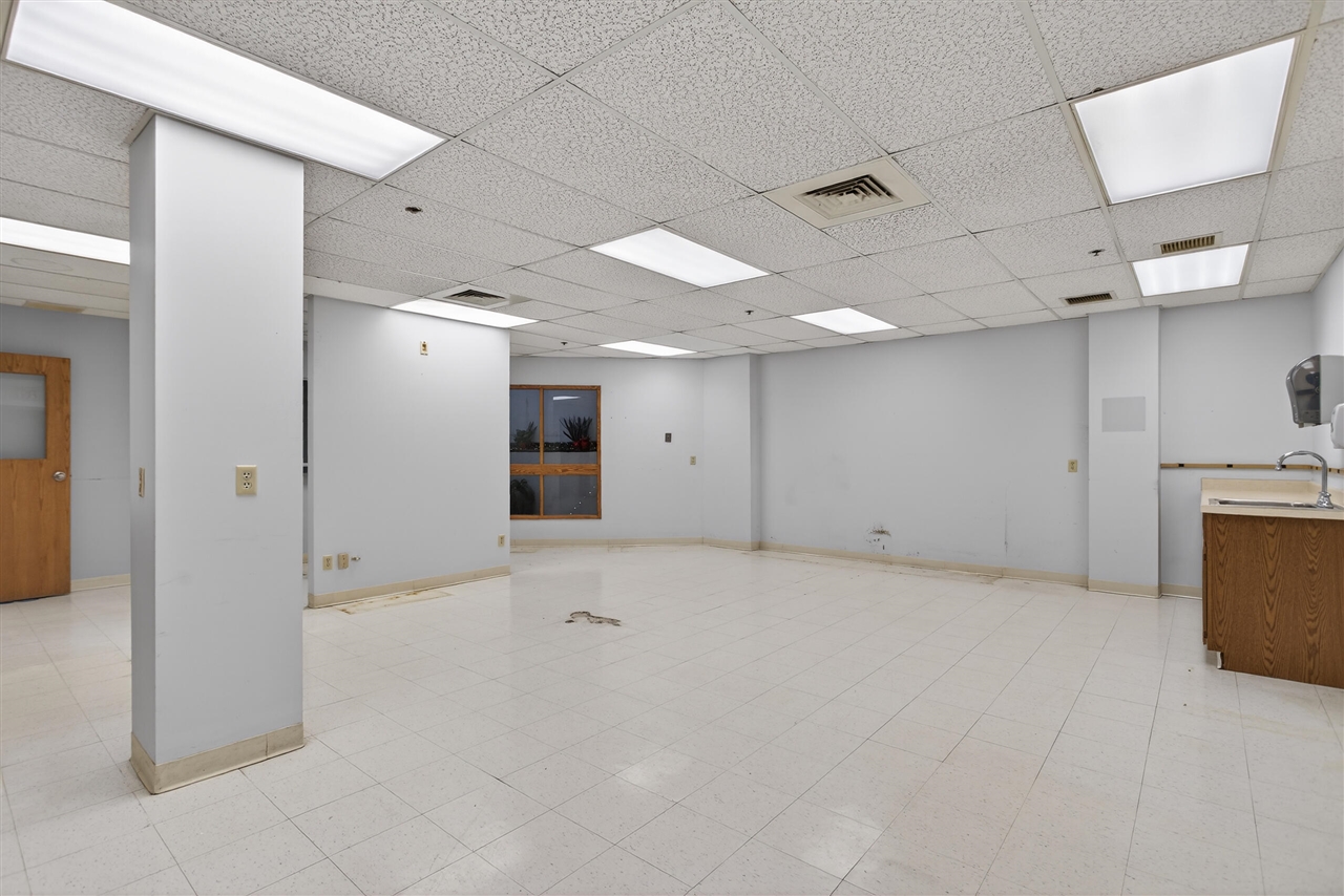300 W Washington Avenue Property Photo 9