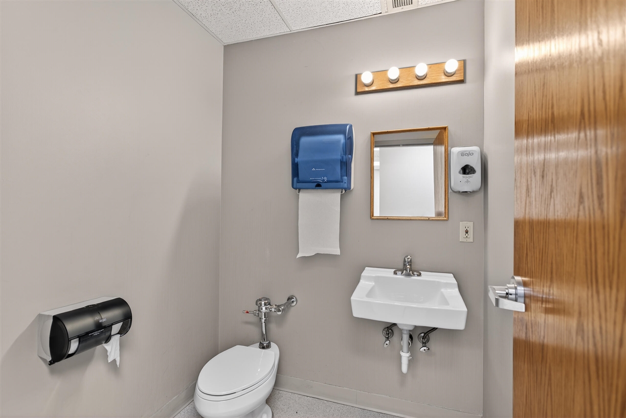 300 W Washington Avenue Property Photo 10