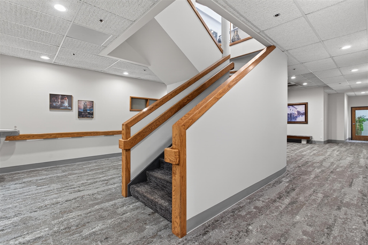 300 W Washington Avenue Property Photo 14
