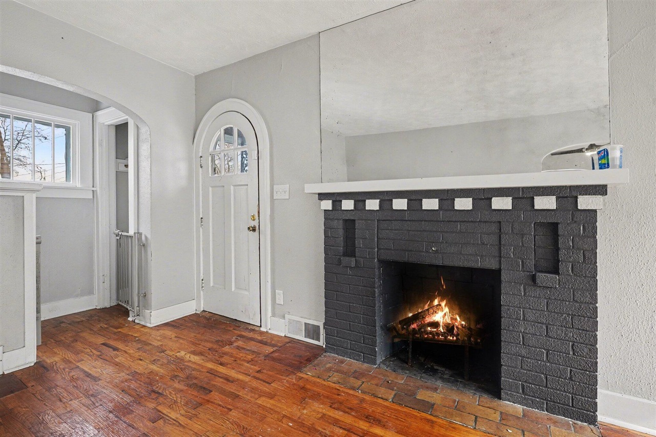 2326 S Burdick Street Property Photo 2