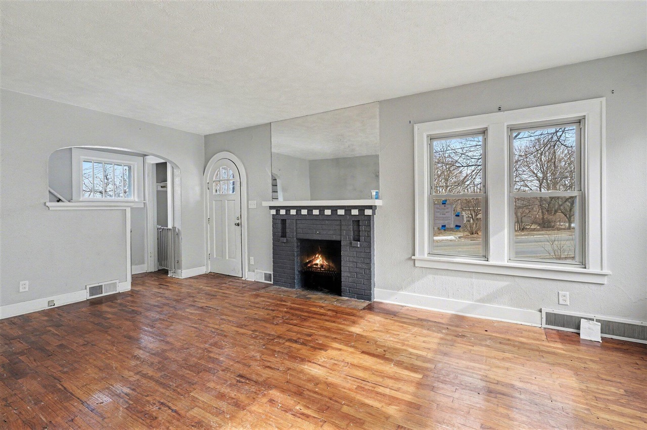 2326 S Burdick Street Property Photo 3