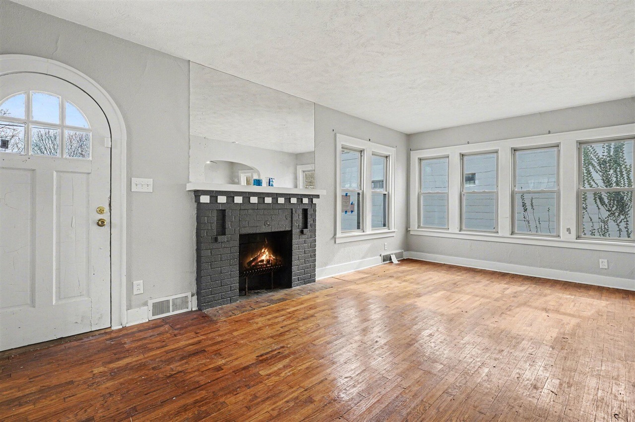 2326 S Burdick Street Property Photo 4
