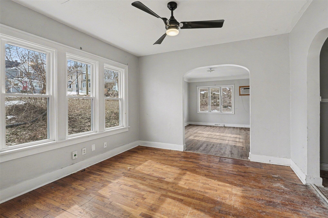 2326 S Burdick Street Property Photo 6
