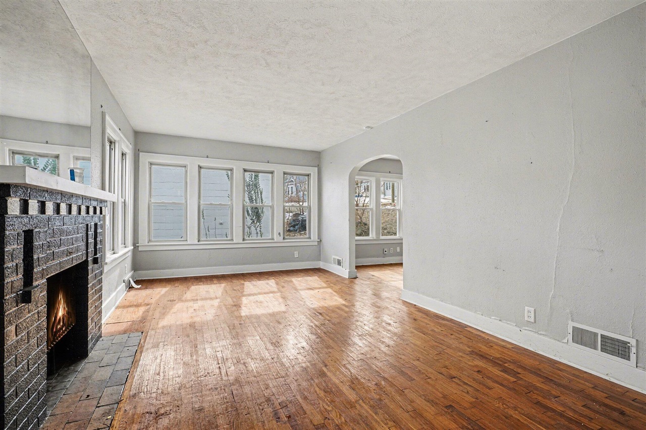 2326 S Burdick Street Property Photo 8