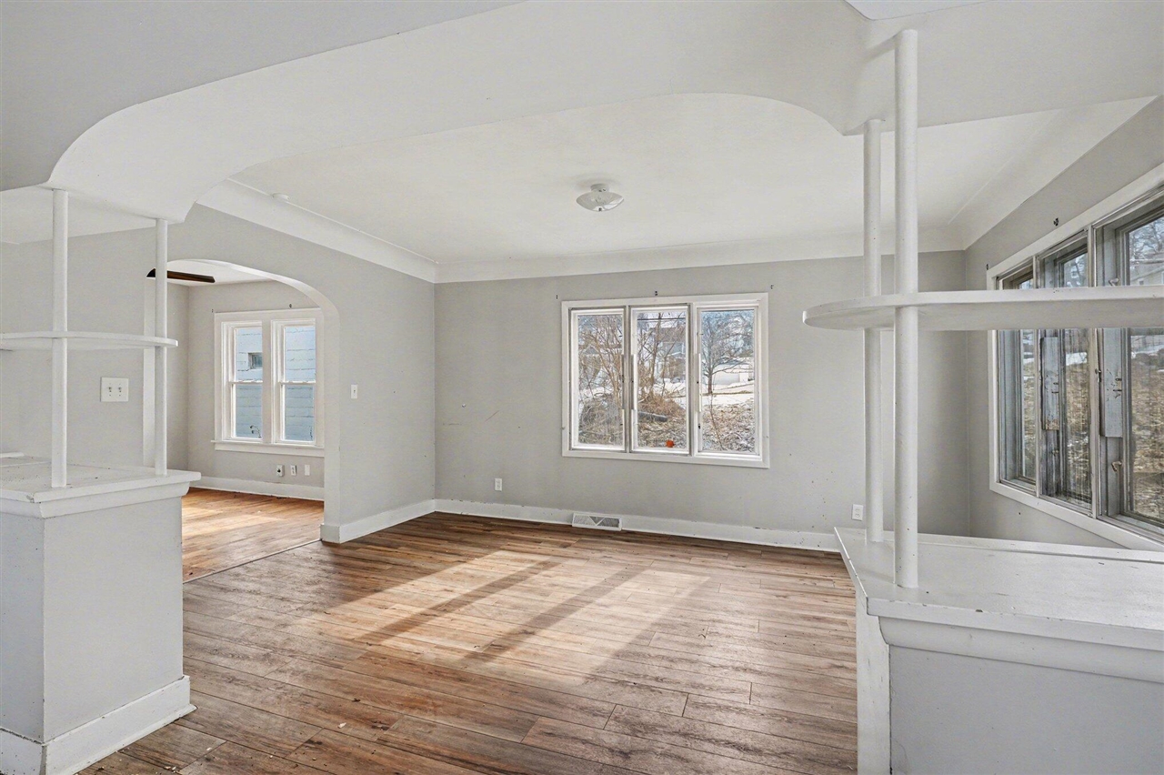 2326 S Burdick Street Property Photo 9