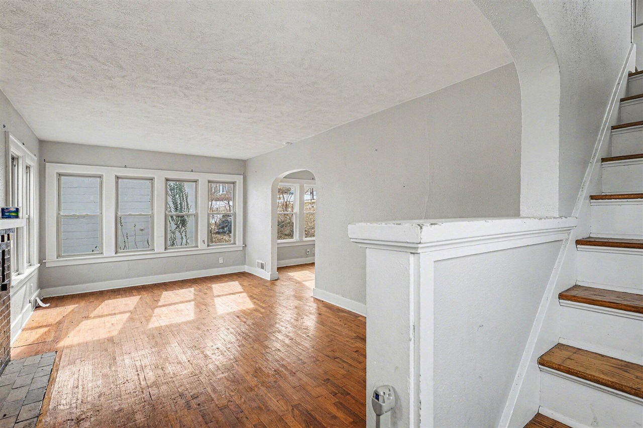 2326 S Burdick Street Property Photo 10