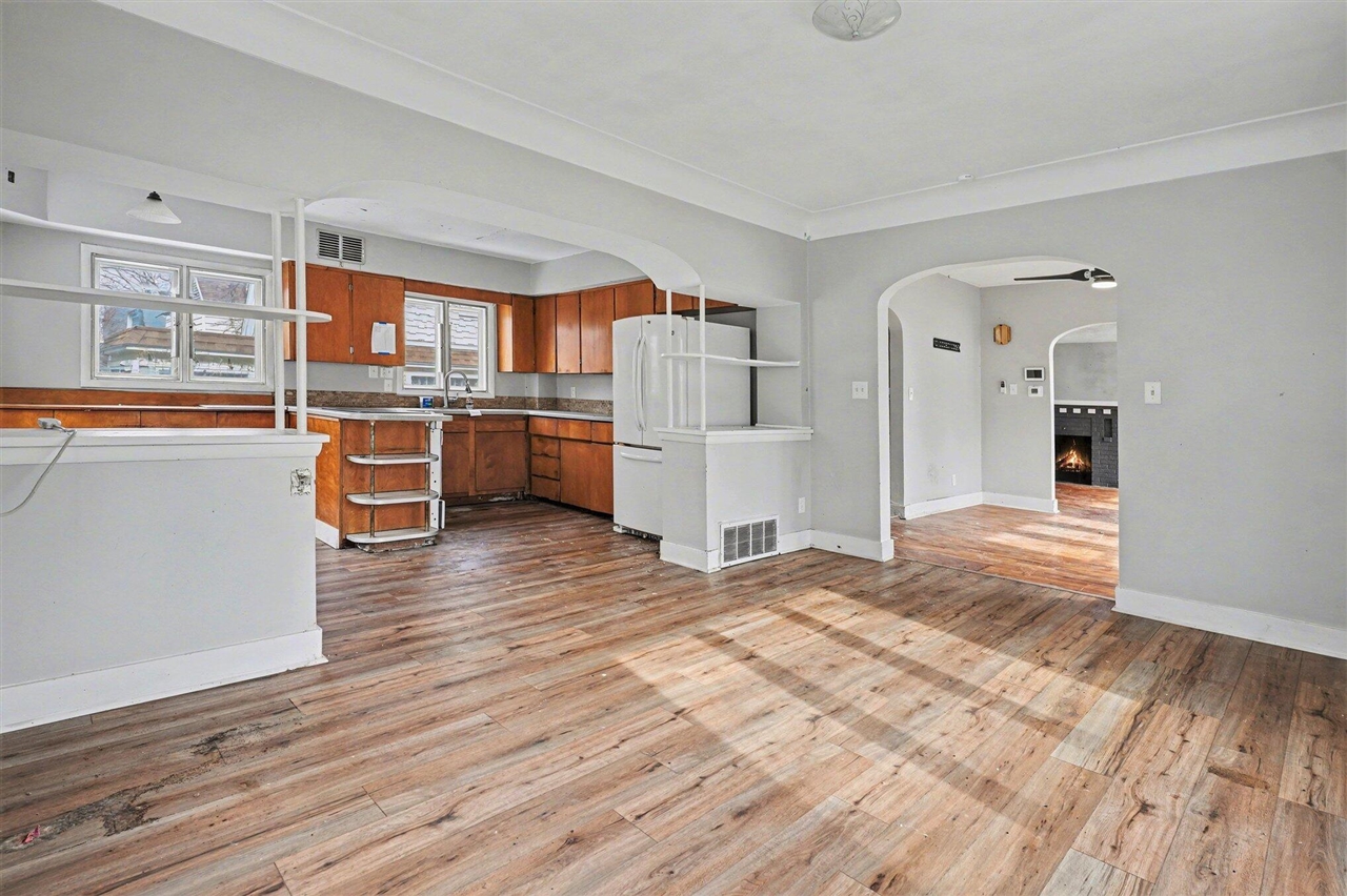2326 S Burdick Street Property Photo 11
