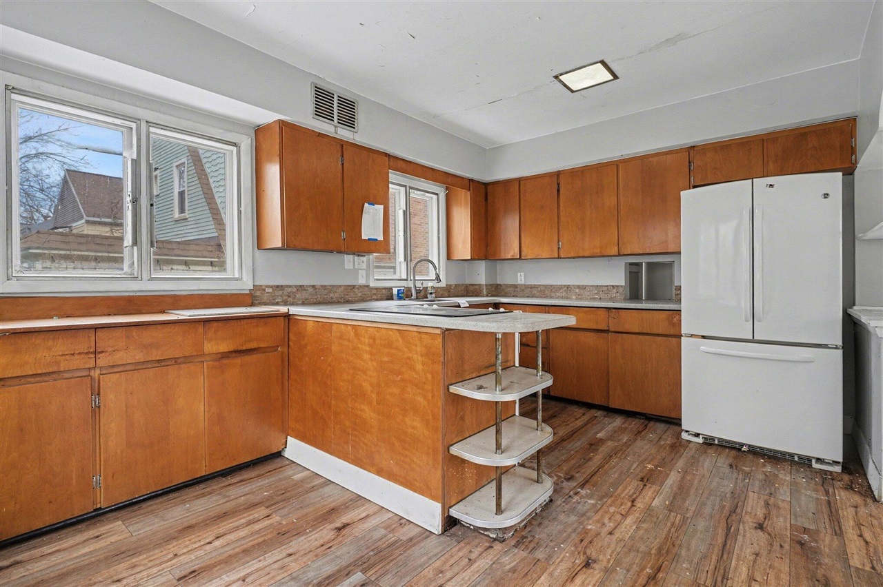 2326 S Burdick Street Property Photo 12
