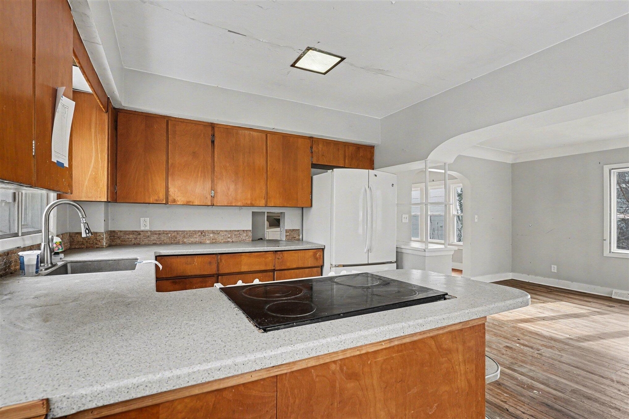 2326 S Burdick Street Property Photo 13