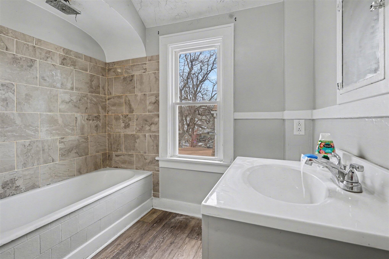 2326 S Burdick Street Property Photo 14