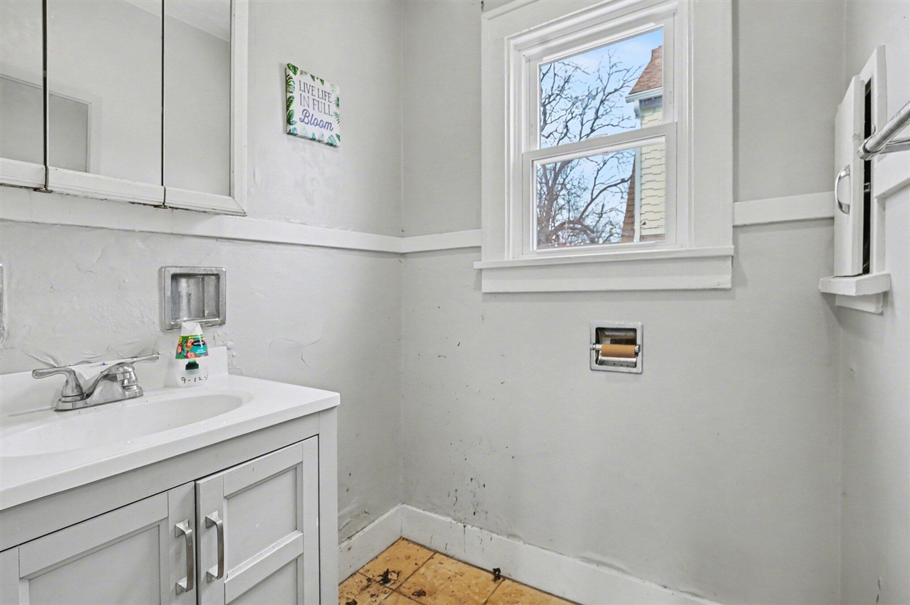 2326 S Burdick Street Property Photo 16