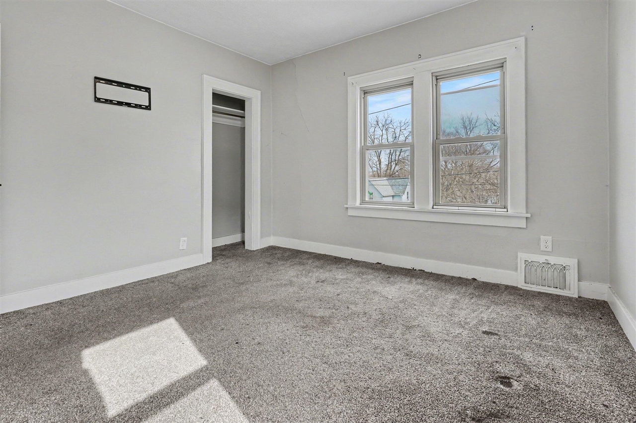2326 S Burdick Street Property Photo 18