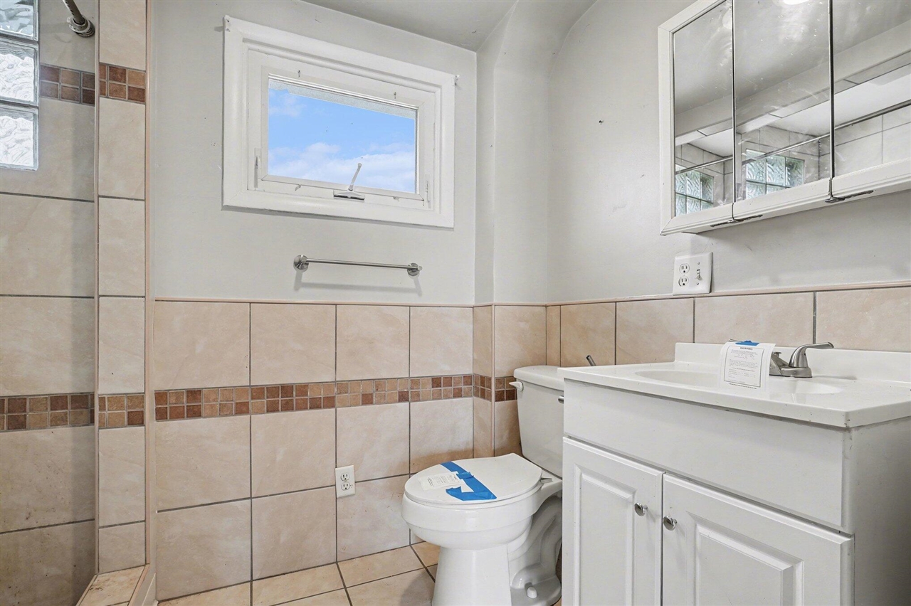 2326 S Burdick Street Property Photo 23