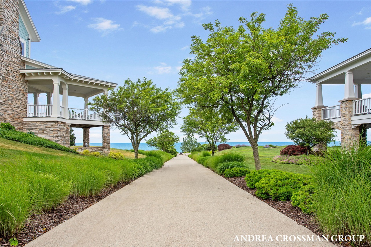 688 Waters Edge Drive Property Photo 3