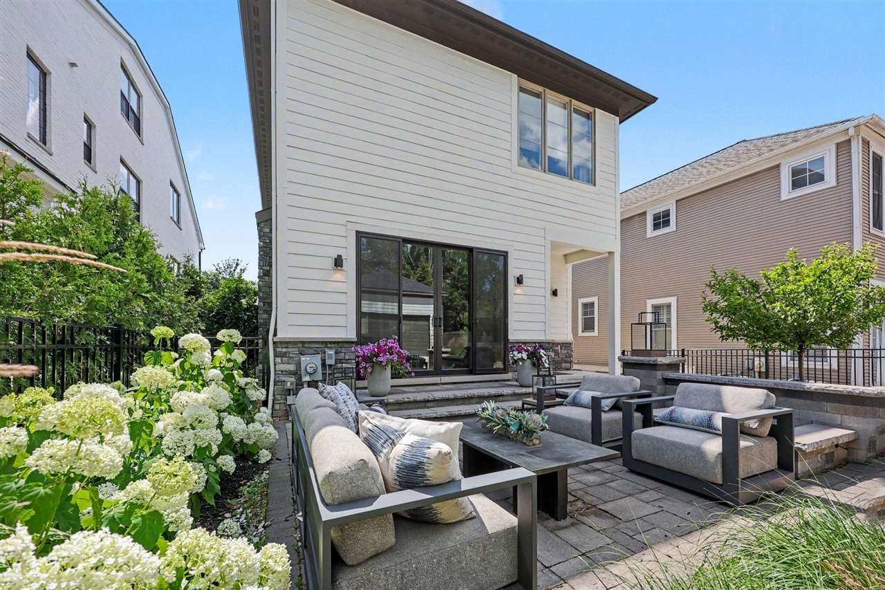 484 Park Street Property Photo 6