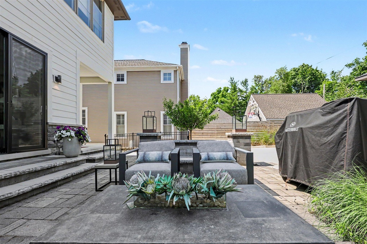 484 Park Street Property Photo 8