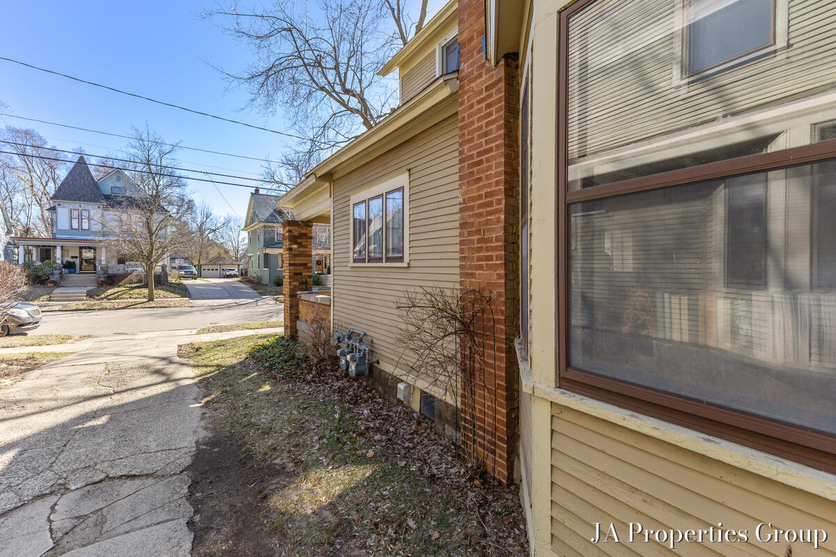 921 Fairmount Street Property Photo 6