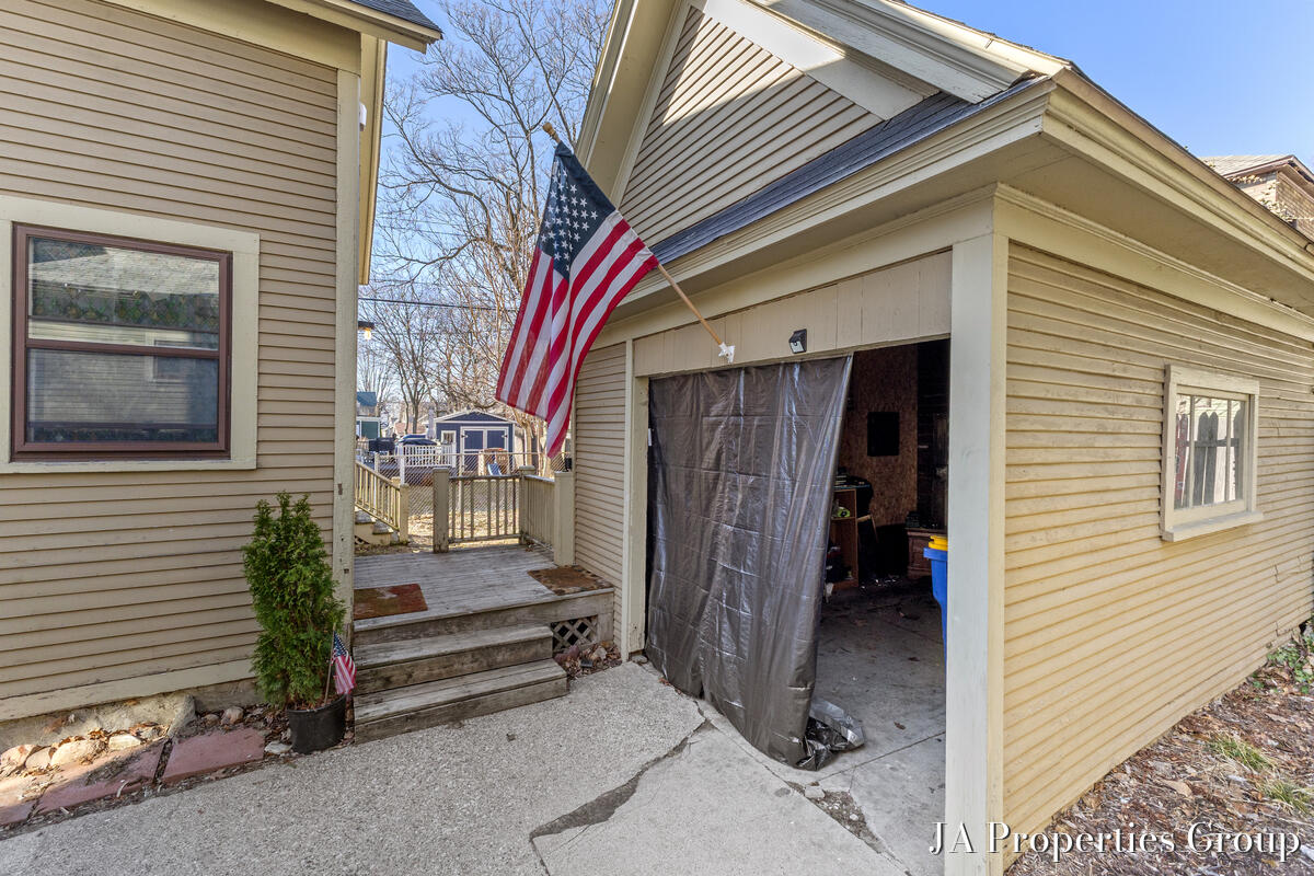 921 Fairmount Street Property Photo 8