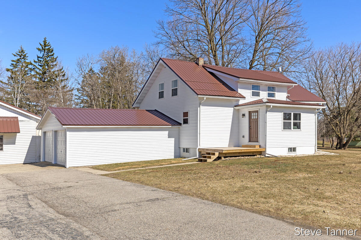 5423 E Howard City-edmore Property Photo 1