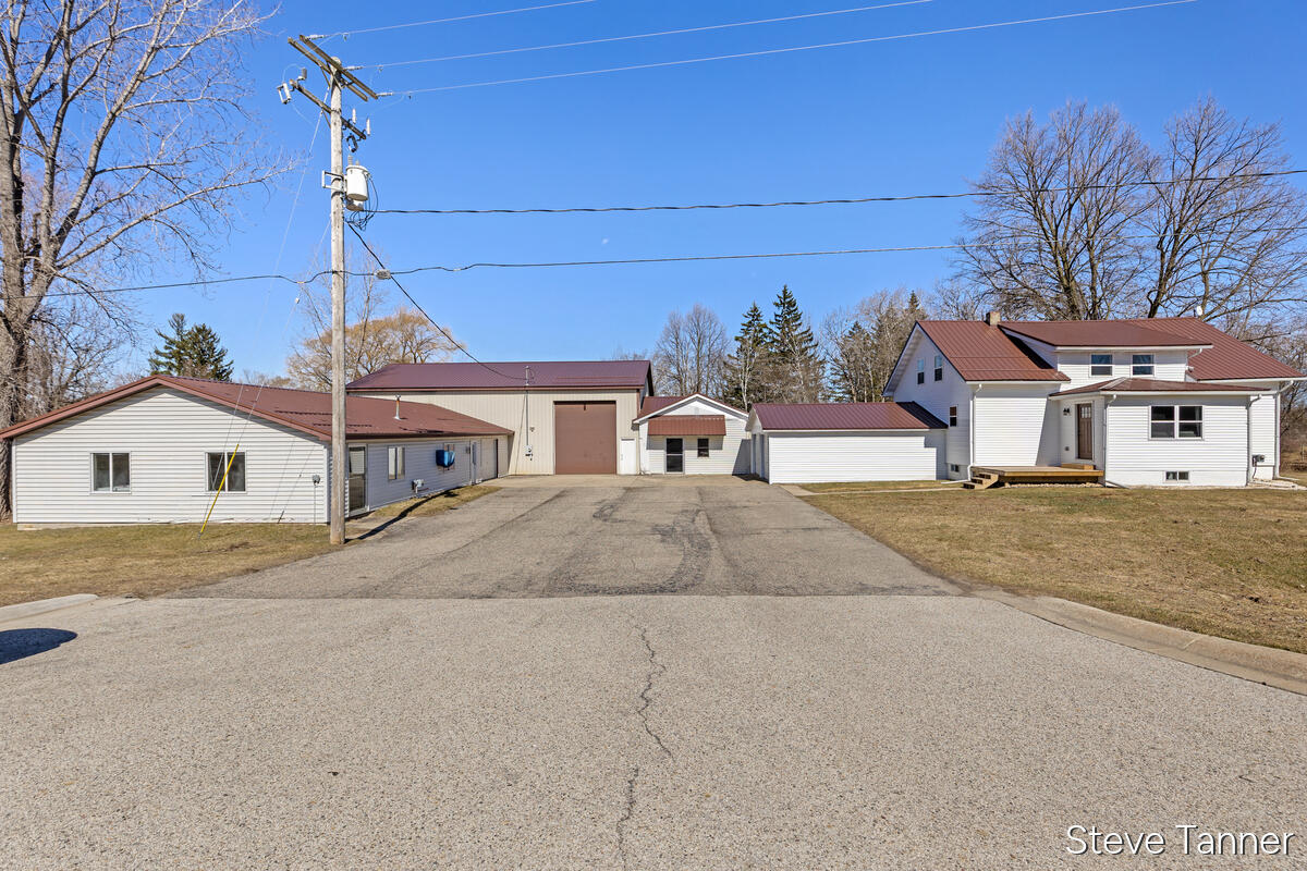5423 E Howard City-edmore Property Photo 2