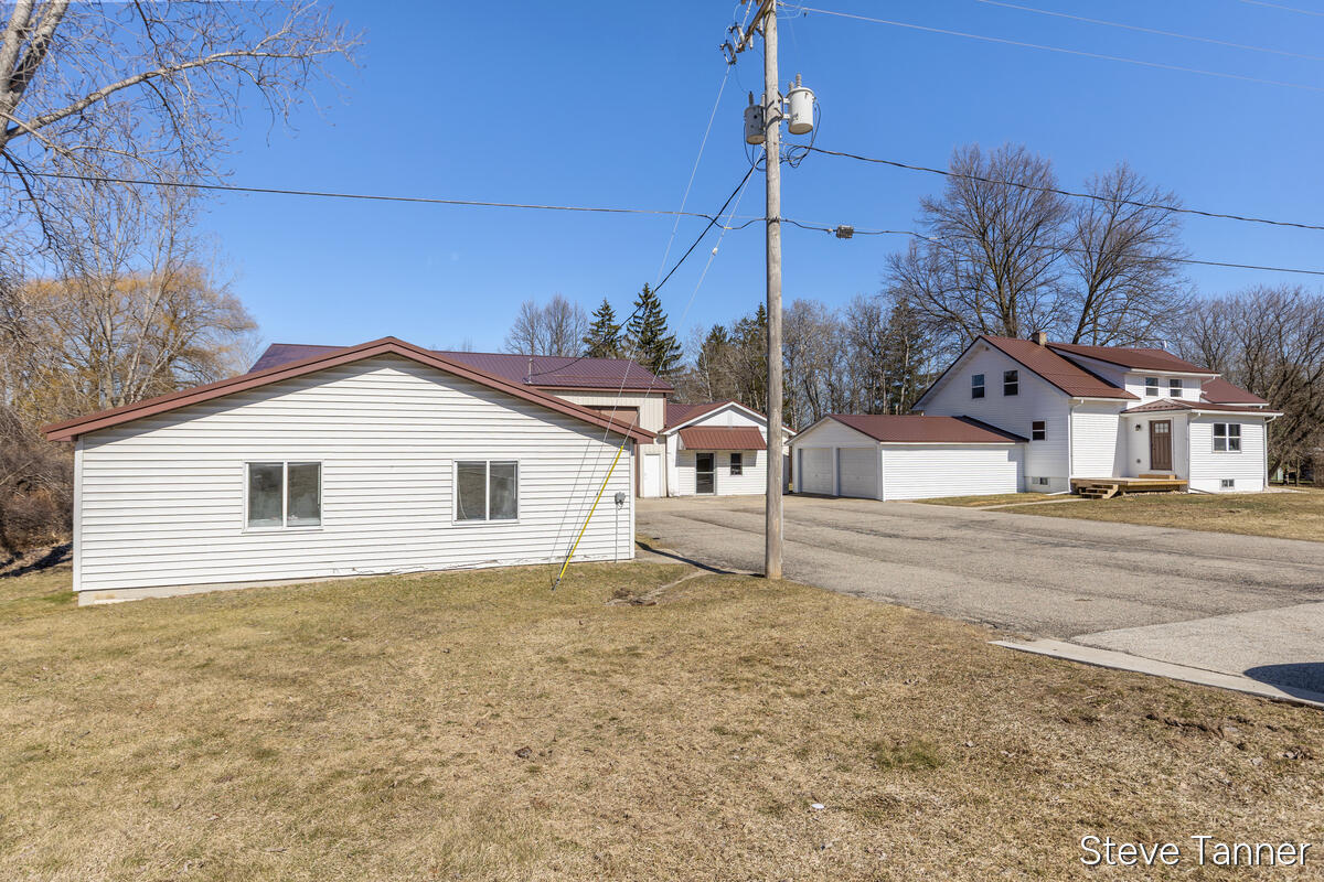 5423 E Howard City-edmore Property Photo 4