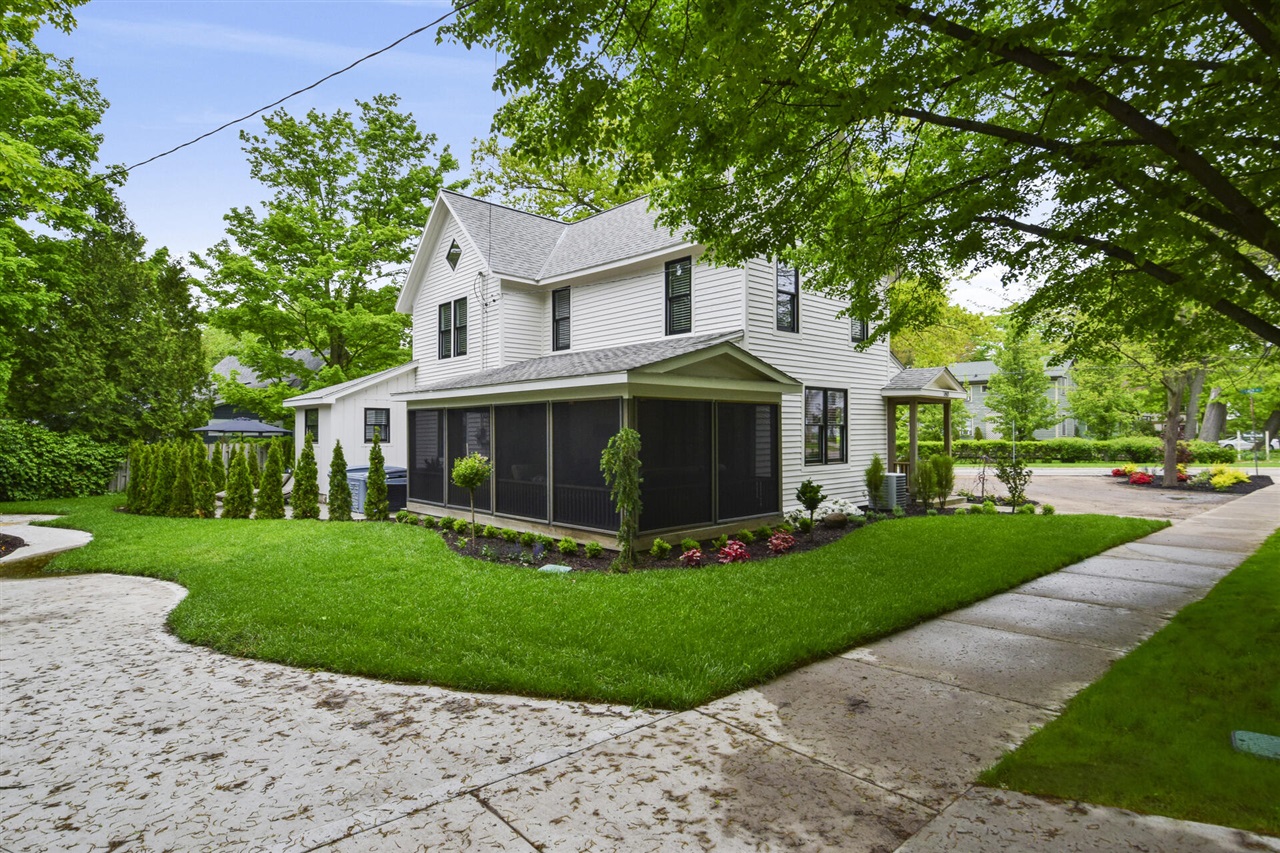 748 Holland Street Property Photo 2