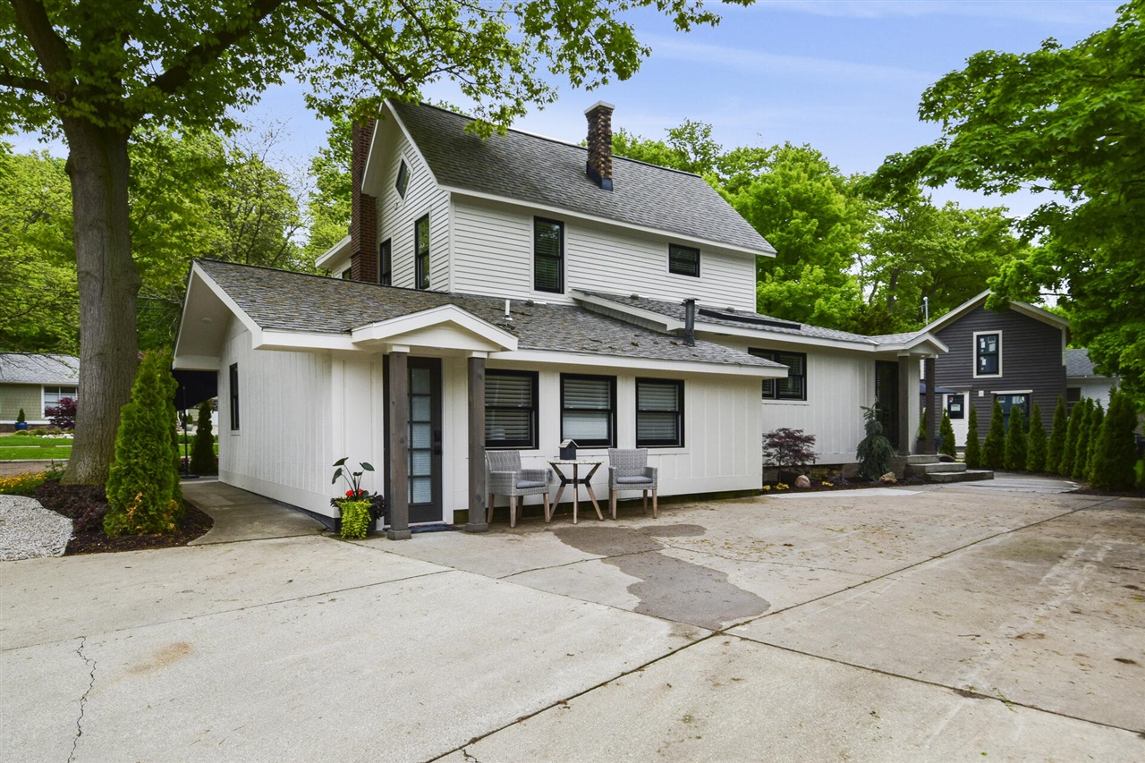748 Holland Street Property Photo 3