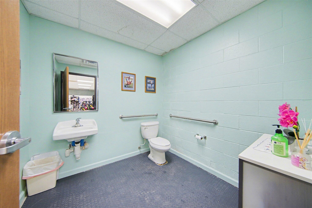 2735 S Zeeb Road Property Photo 9
