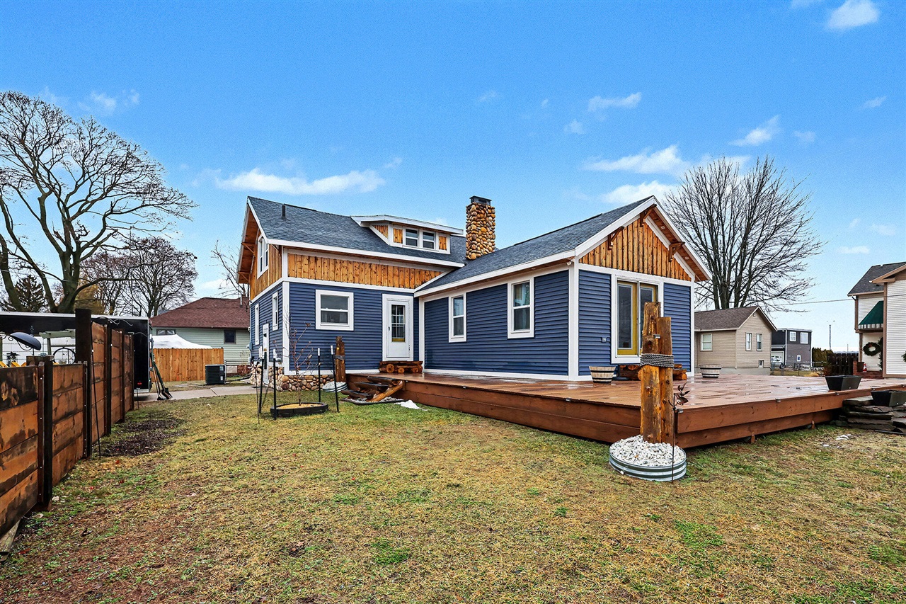 1835 Edgewater Street Property Photo 3
