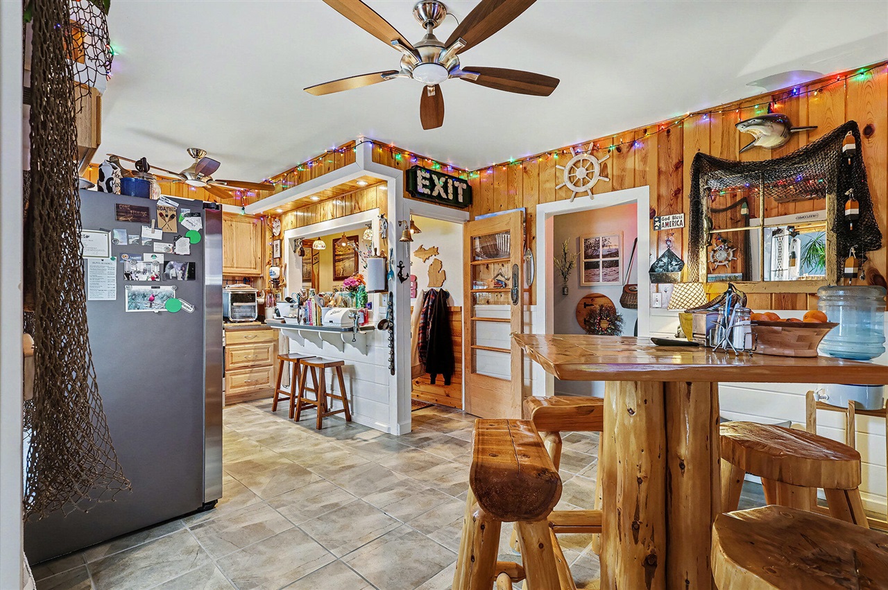 1835 Edgewater Street Property Photo 8
