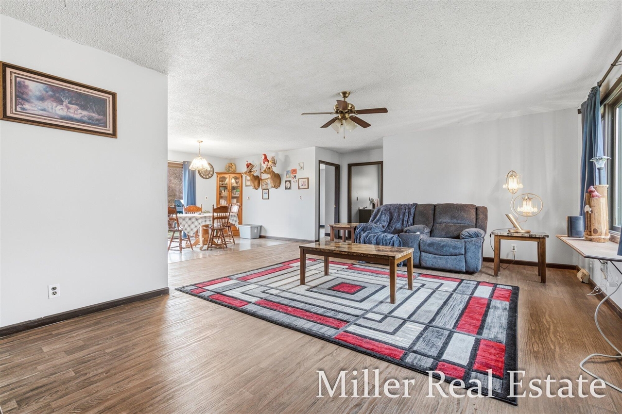6130 Gurd Road Property Photo 11