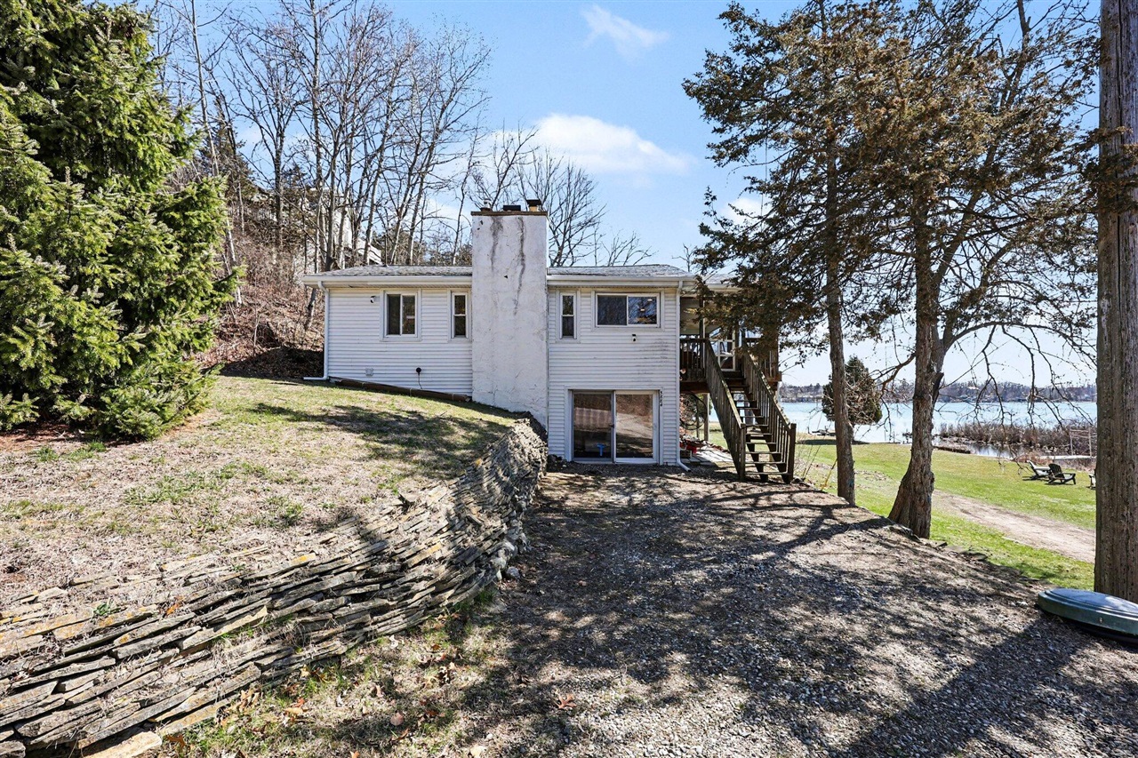 5884 Rays Drive Property Photo 4