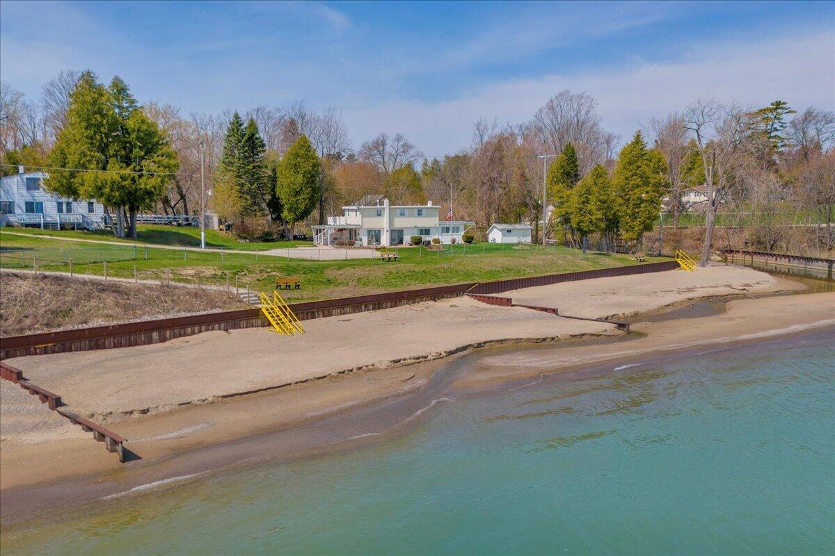 7226 Lakeview Drive Property Photo 1