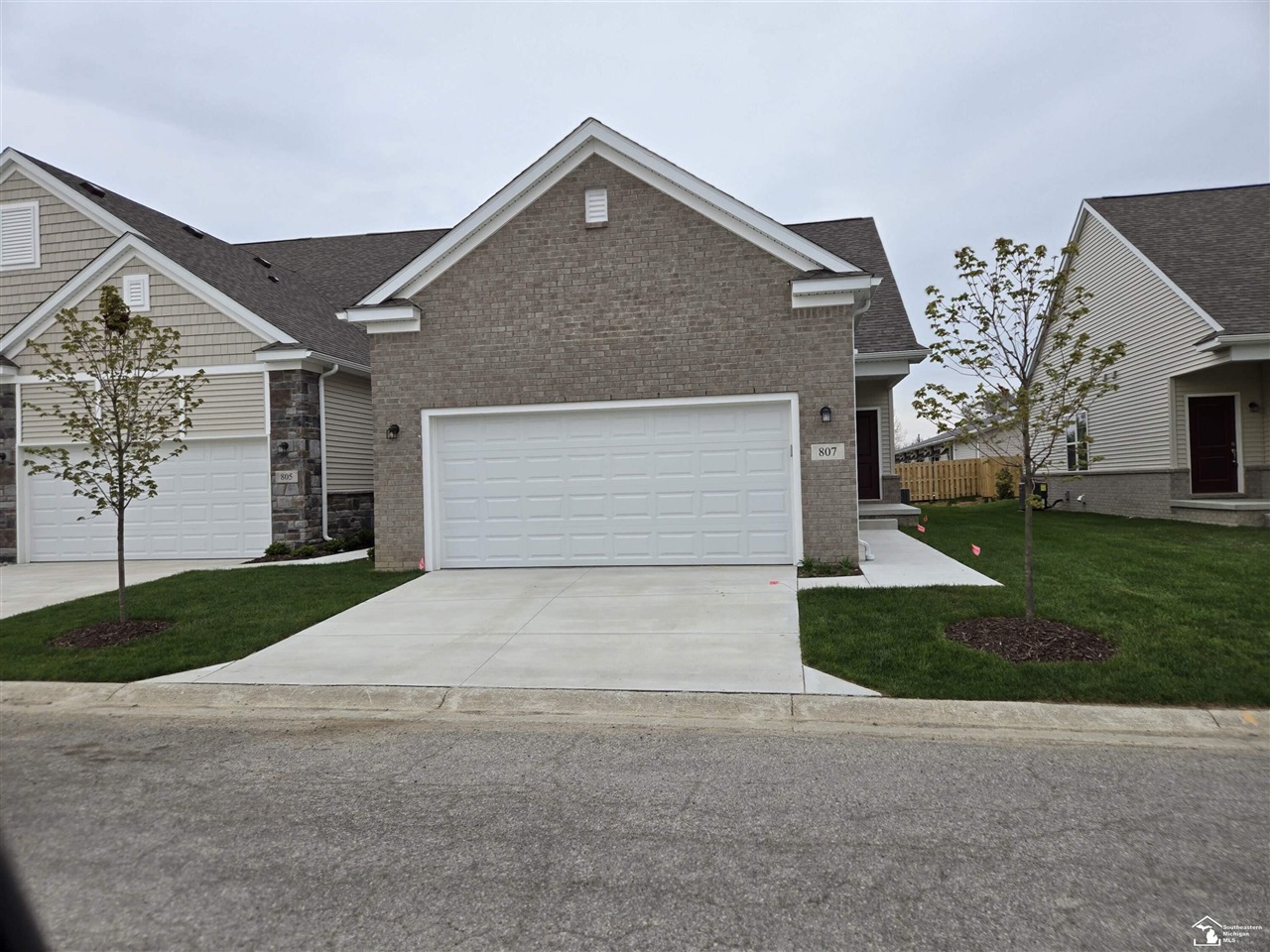 807 Plum Vlg Drive Property Photo 1