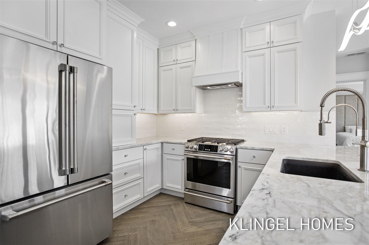 930 W Savidge Street Property Photo 3