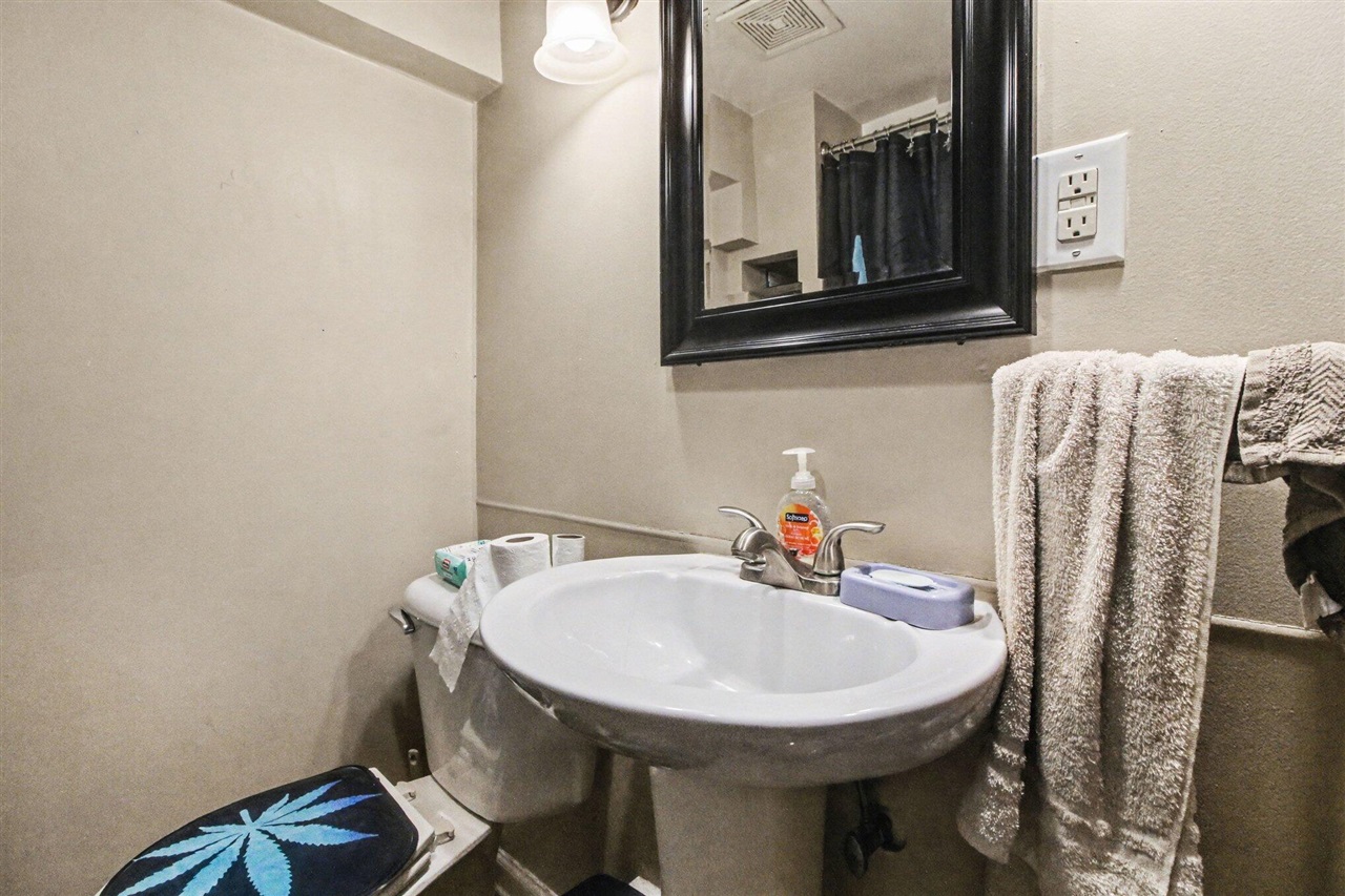 212 N Summit Street Property Photo 8