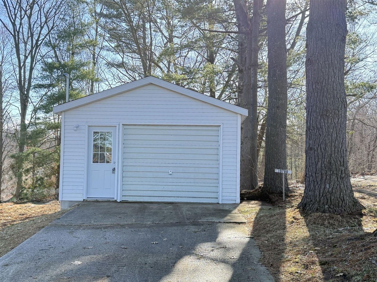 10780 Round Lake Drive Property Photo 1