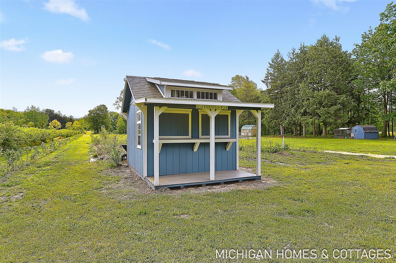 1661 68th Street Property Photo 3