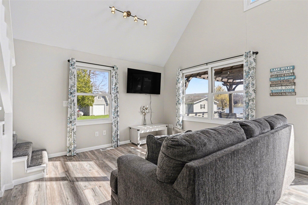 2743 Hemlock Road Property Photo 7