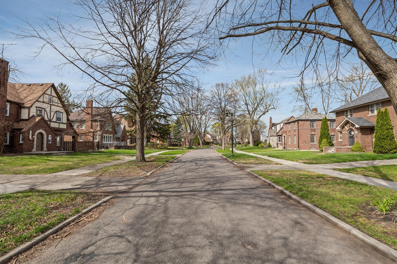 14541 Woodmont Avenue Property Photo 3
