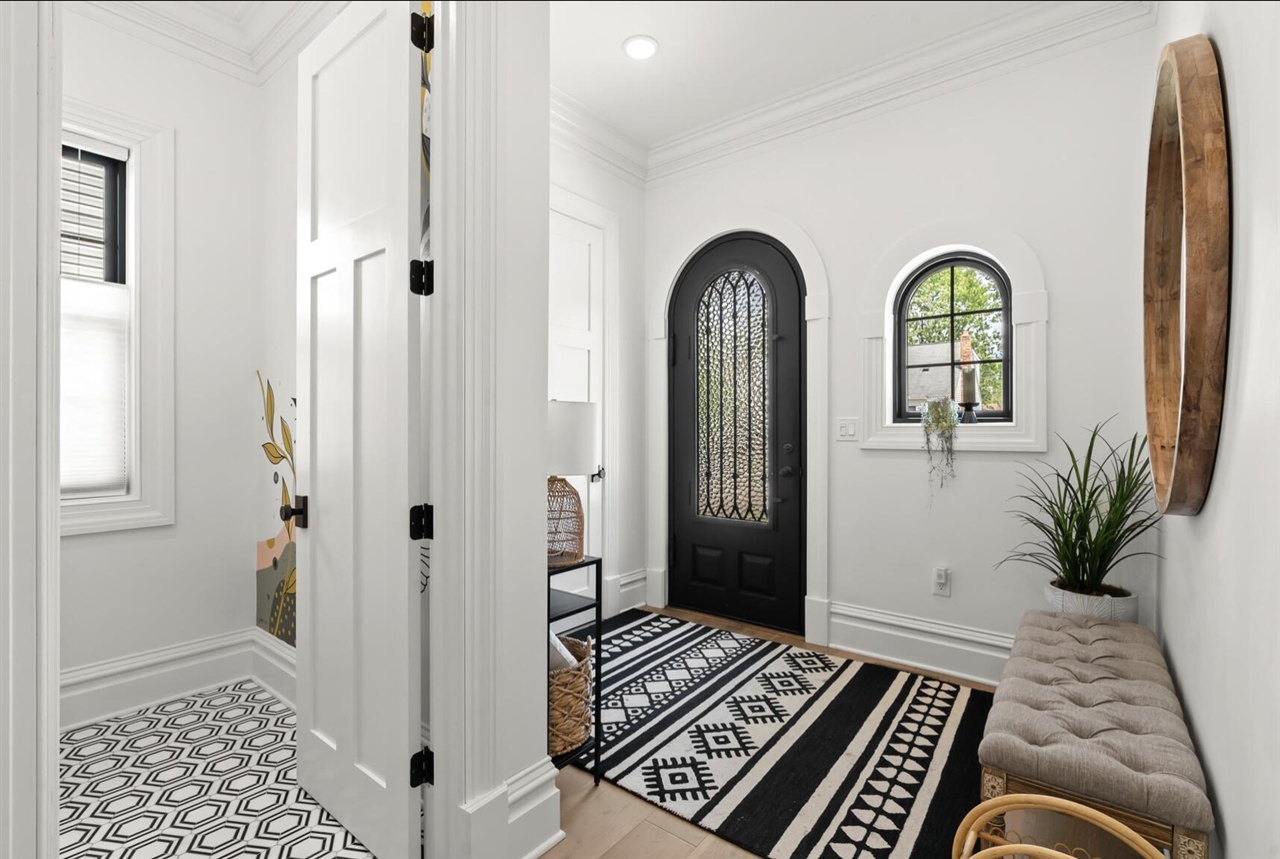 1886 Henrietta Street Property Photo 4