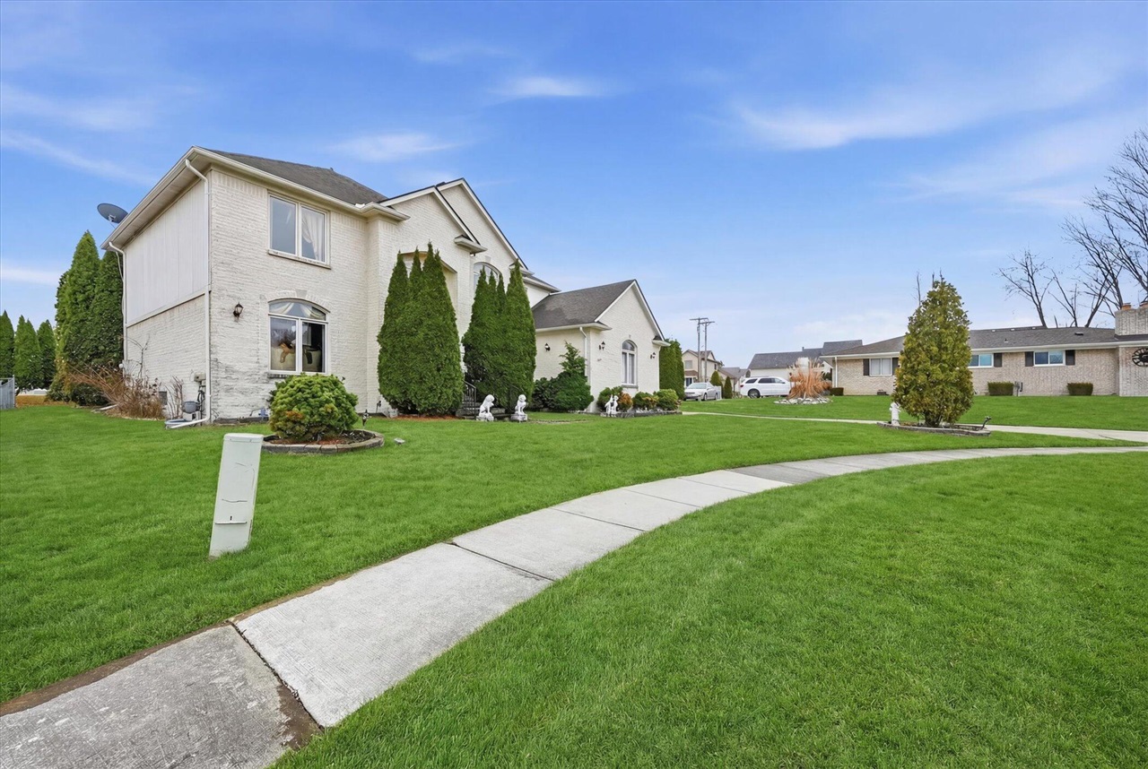 19444 Jack Pine Drive Property Photo 2