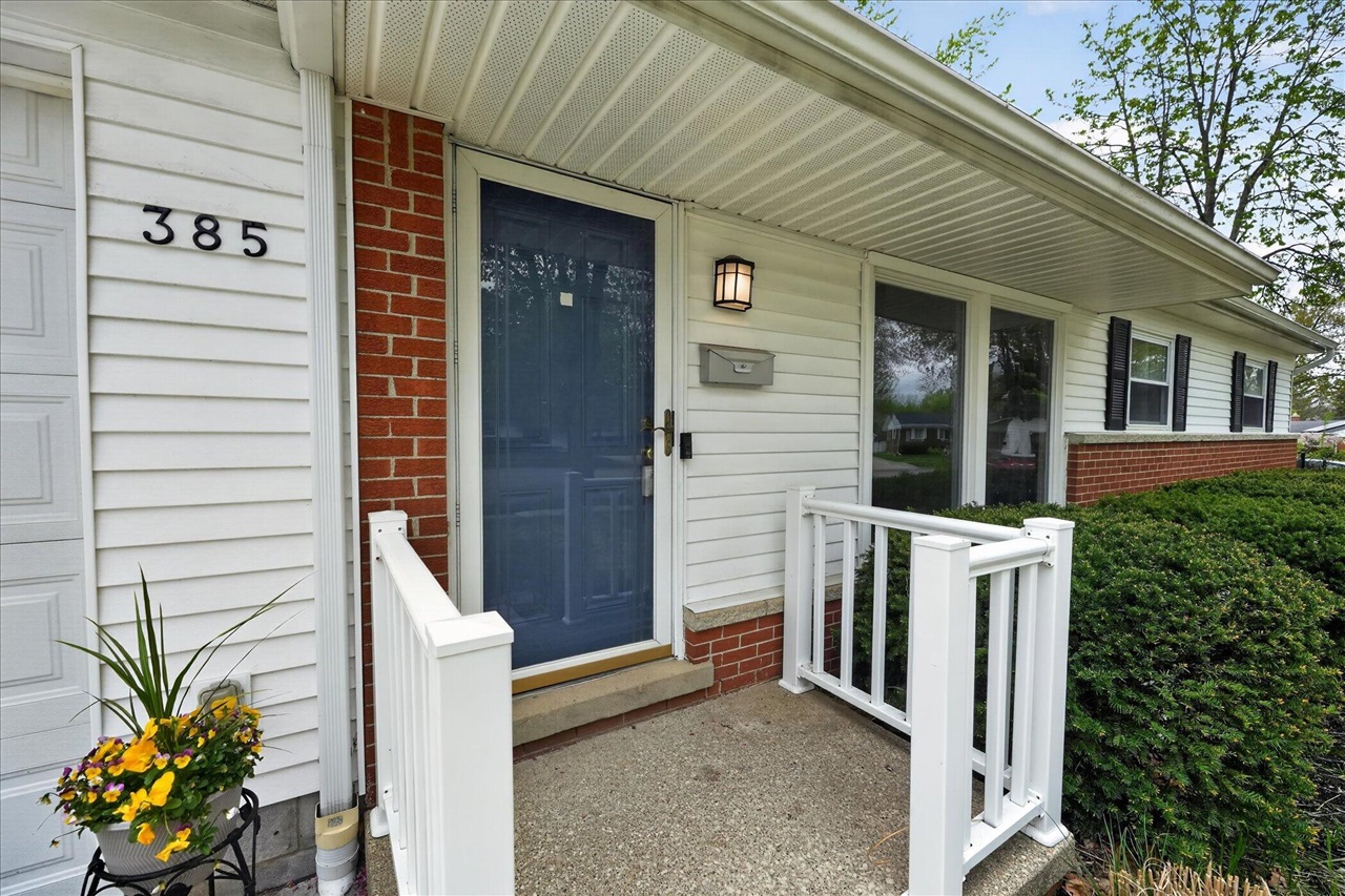 385 Hollywood Drive Property Photo 5