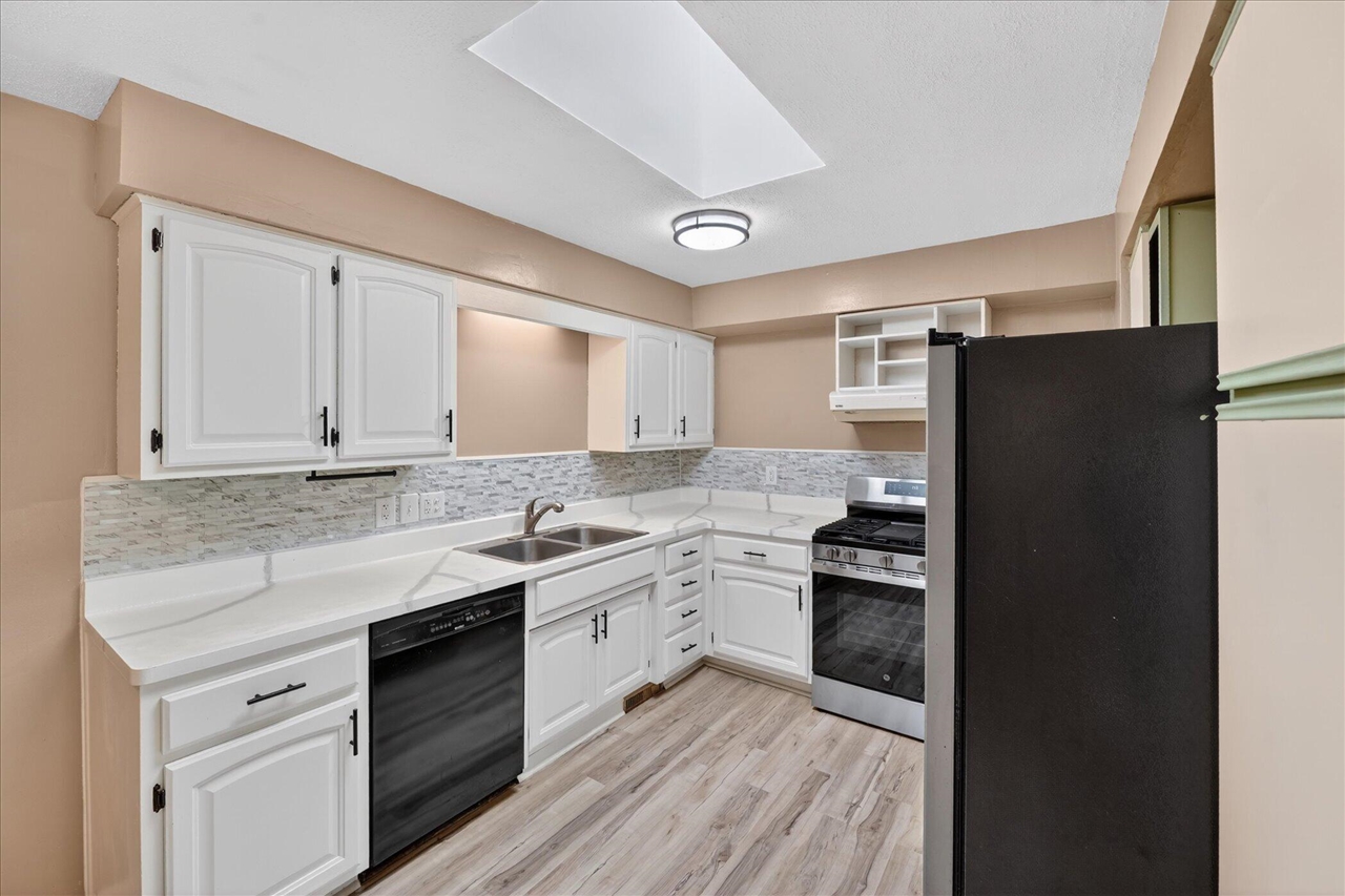 385 Hollywood Drive Property Photo 10