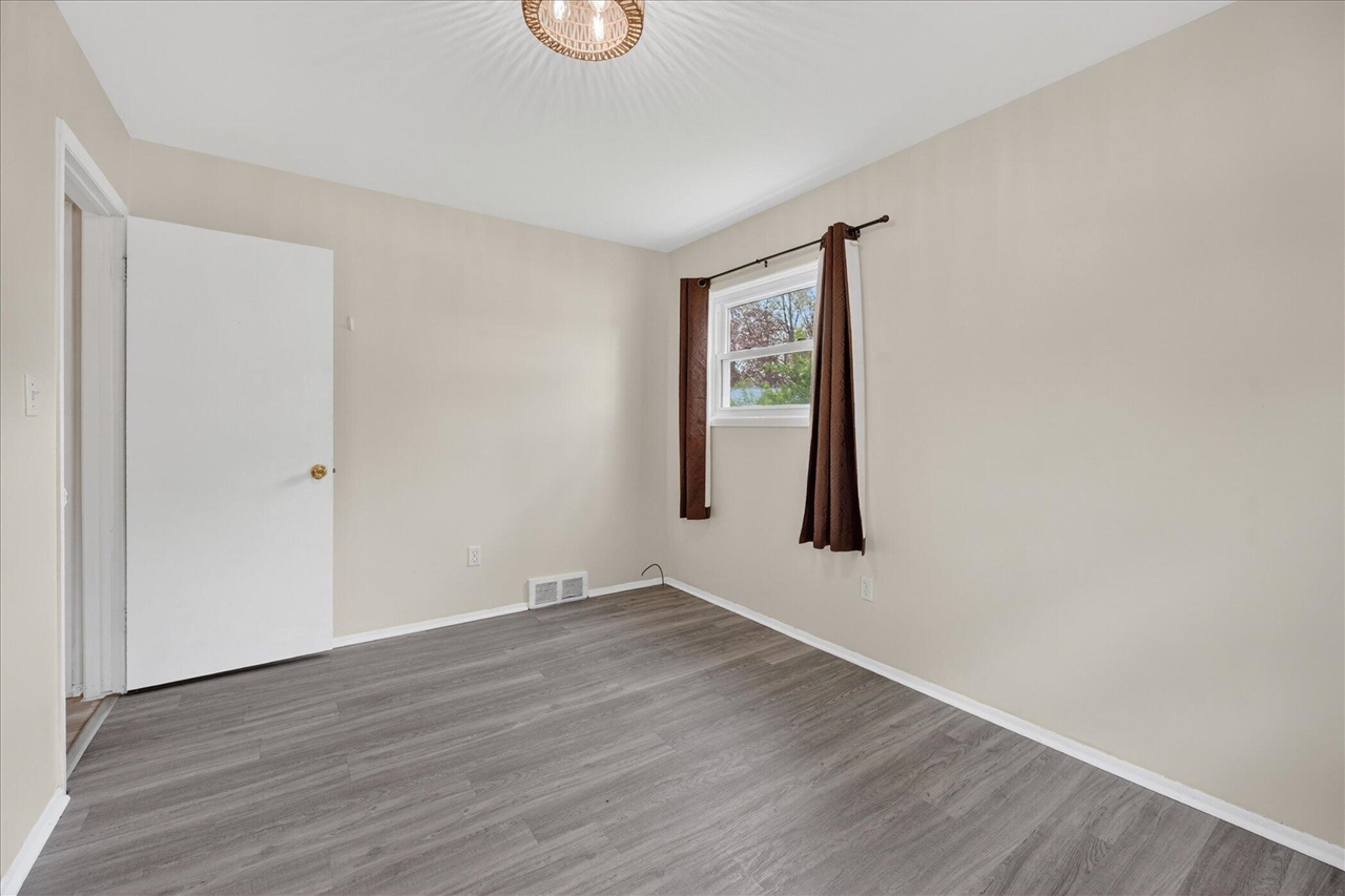 385 Hollywood Drive Property Photo 16